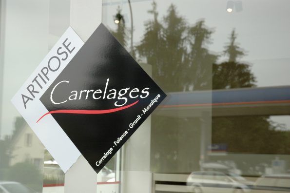 Intérieur du showroom Artipose montrant des carrelages de haute qualité